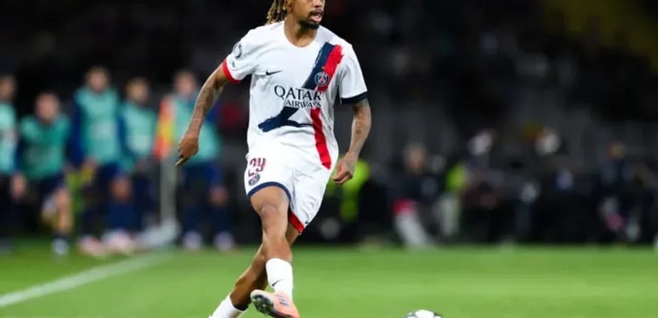 Jugador del PSG corriendo con el balón en el campo