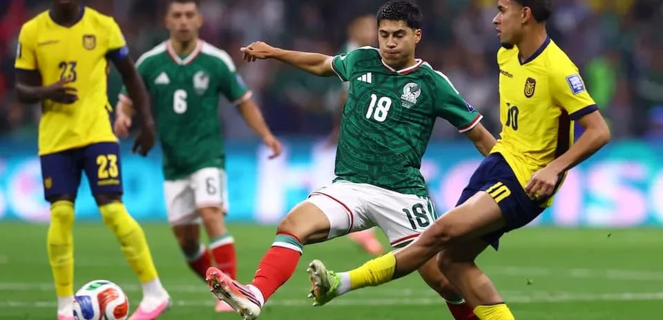 Jugadores de México y Ecuador en acción