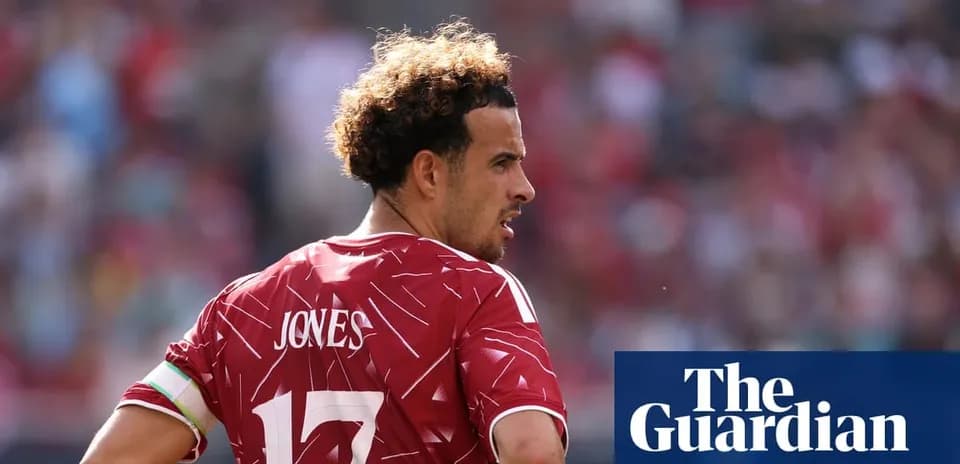 Jugador con camiseta roja y número 17 en el campo