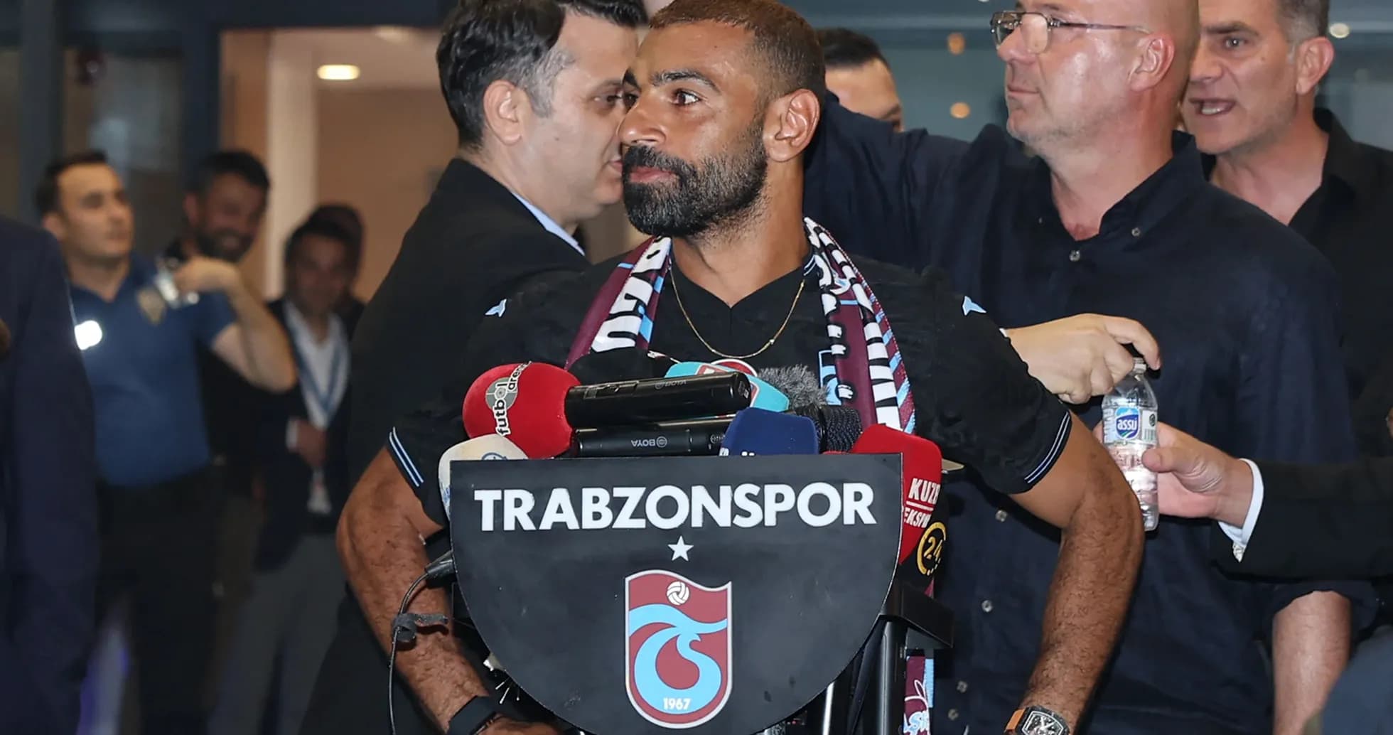 Jugador de Trabzonspor en conferencia de prensa