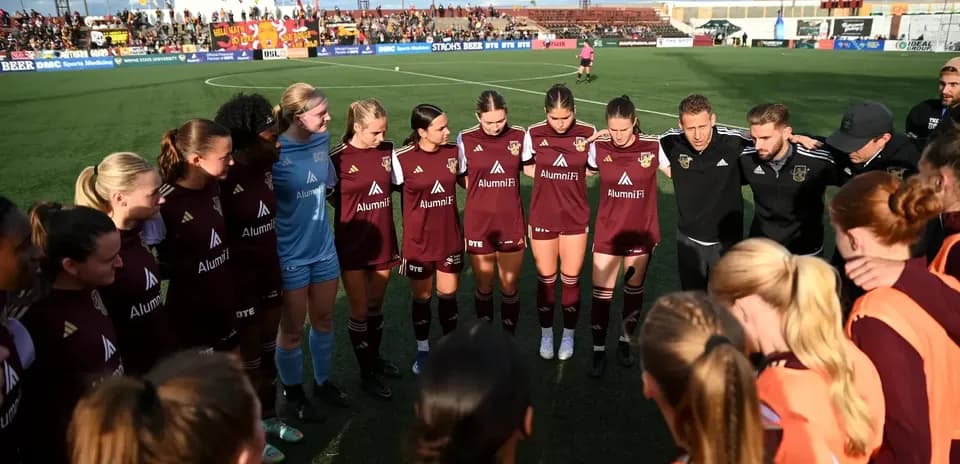 Jugadoras de Detroit City en círculo antes del partido