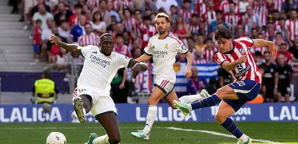 Jugador de Atlético lanza un tiro en el partido