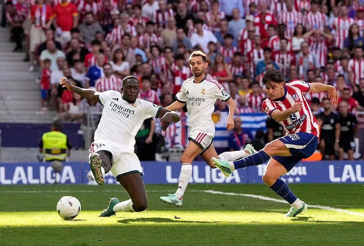 Jugador de Atlético lanza un tiro en el partido