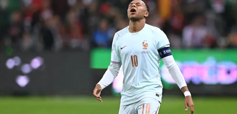 Jugador con camiseta de Francia lamentándose en el campo