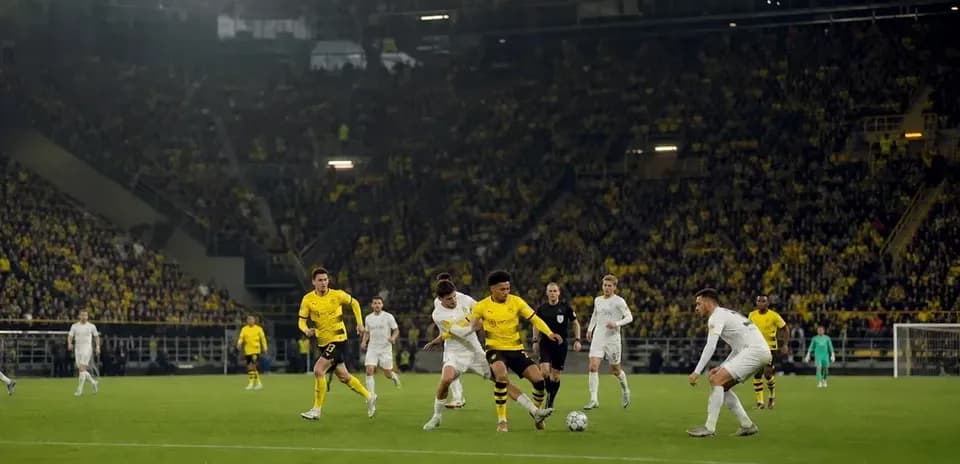 Jugadores compitiendo por el balón en el partido