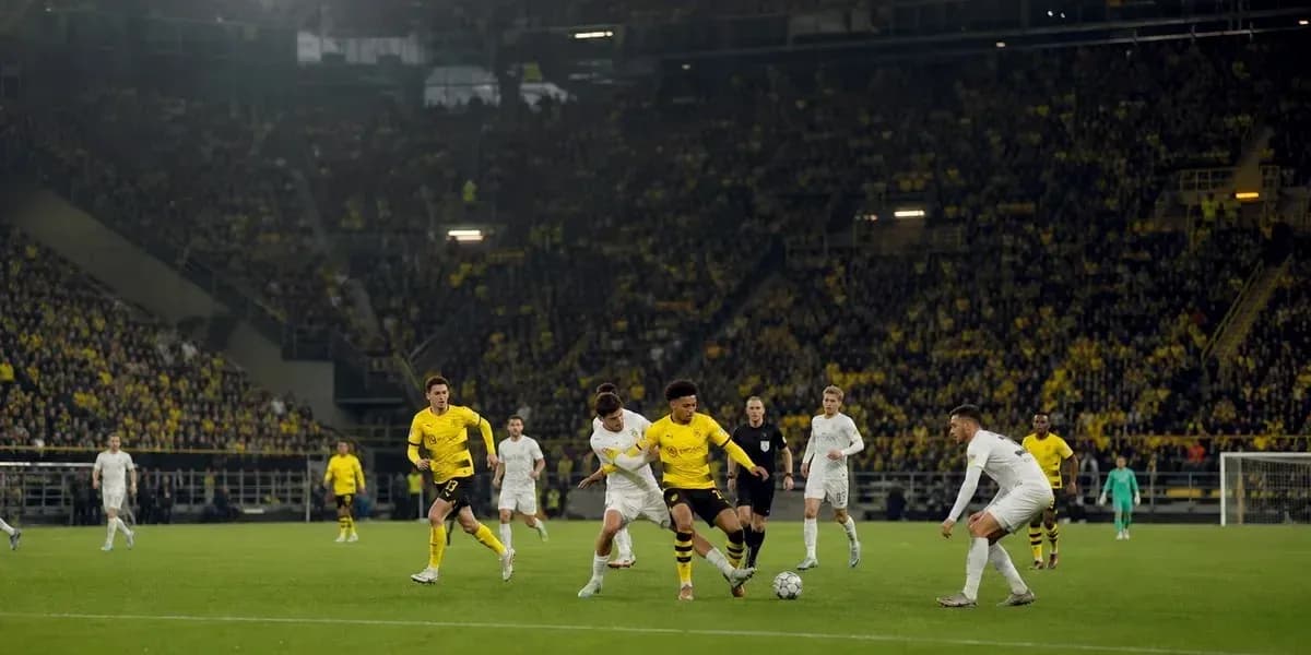 Jugadores compitiendo por el balón en el partido