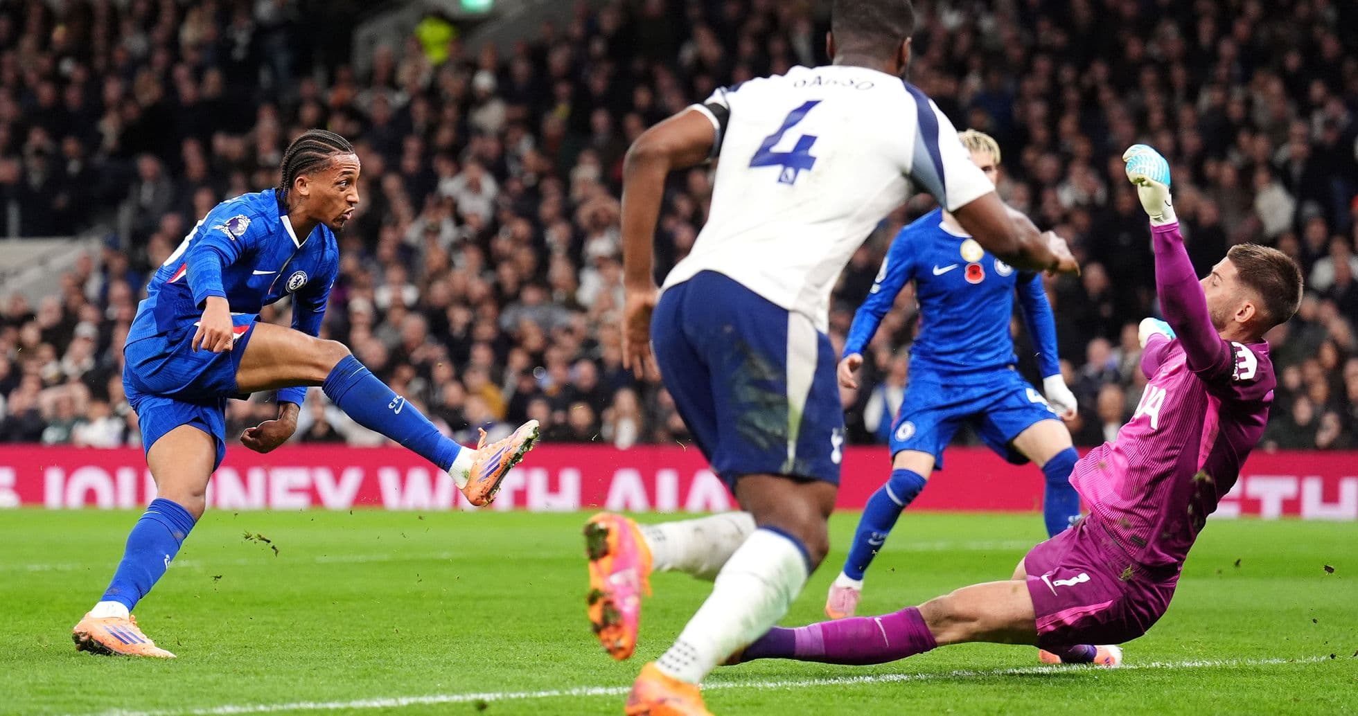 Jugador de Chelsea dispara a puerta contra Tottenham