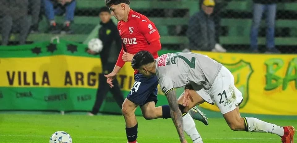 Jugador de Independiente en acción contra Defensa y Justicia