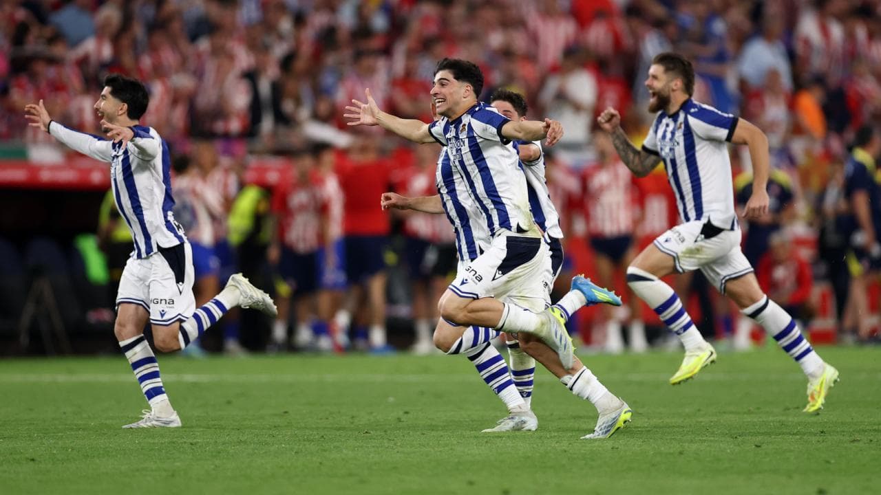 Jugadores de la Real Sociedad celebrando un gol