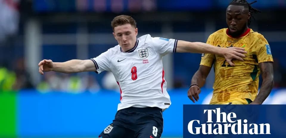 Jugador de Inglaterra luchando por el balón contra oponente