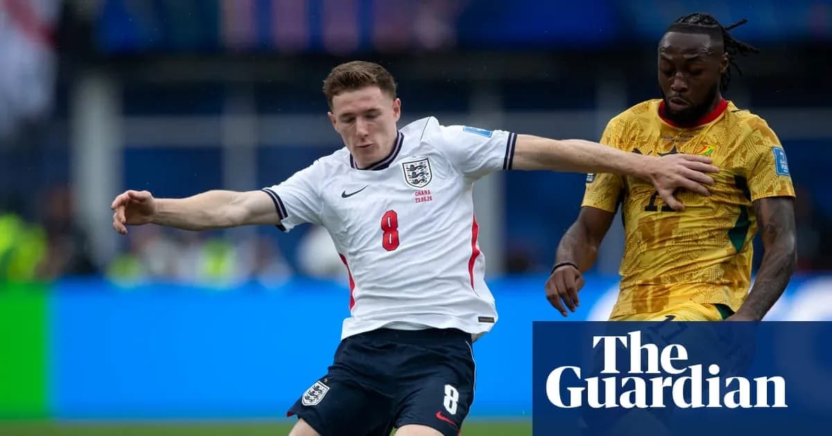 Jugador de Inglaterra luchando por el balón contra oponente