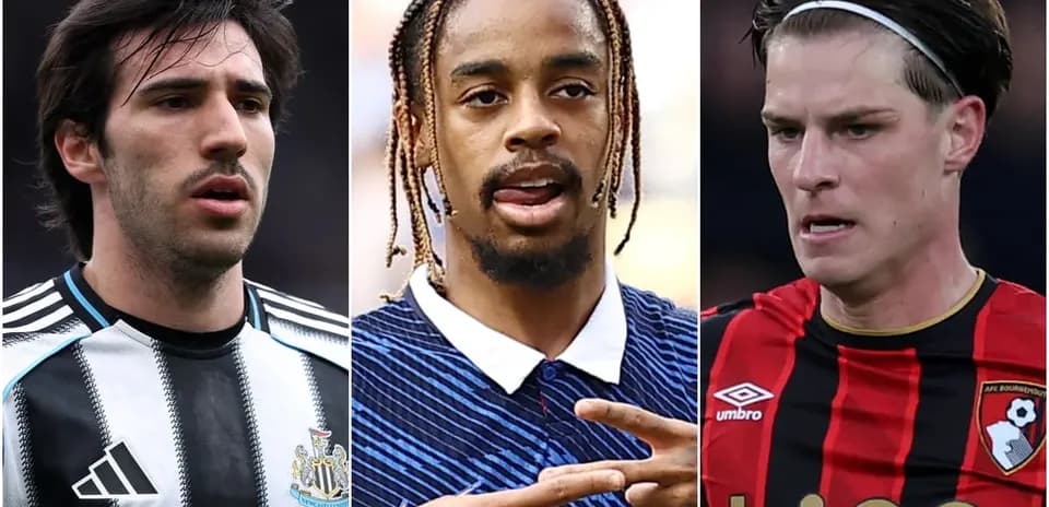 Tres jugadores en acción durante un partido de fútbol