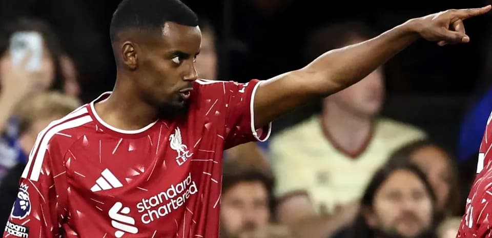 Jugador de Liverpool señalando durante el partido