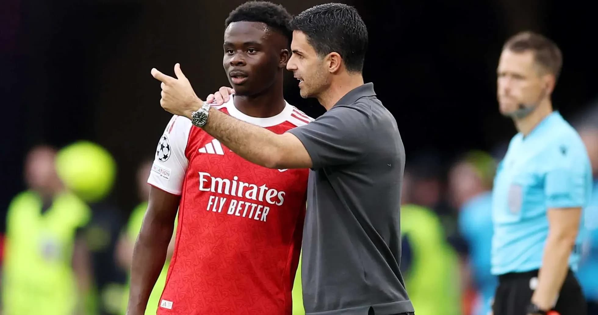 Entrenador hablando con jugador durante el partido