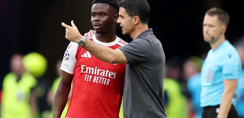 Entrenador hablando con jugador durante el partido