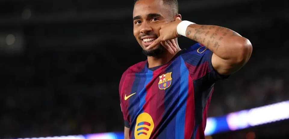 Jugador de Barcelona celebrando con gesto de llamada