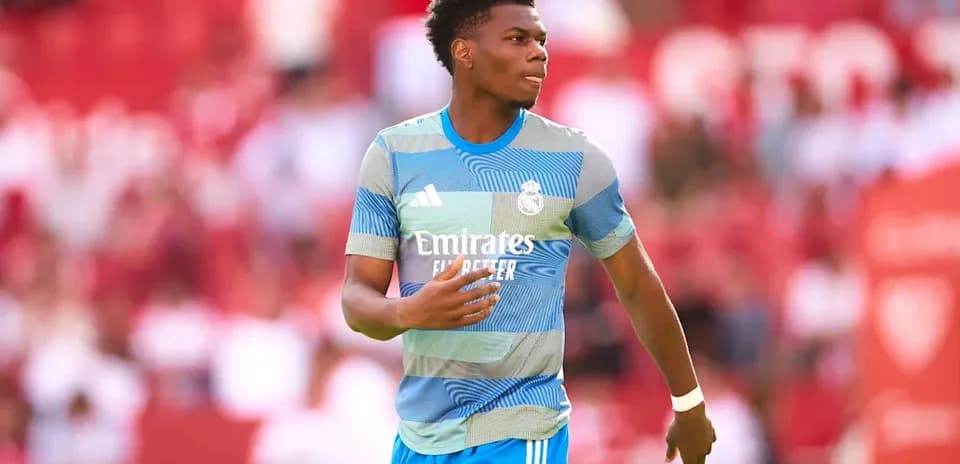 Jugador de Real Madrid en calentamiento en el campo