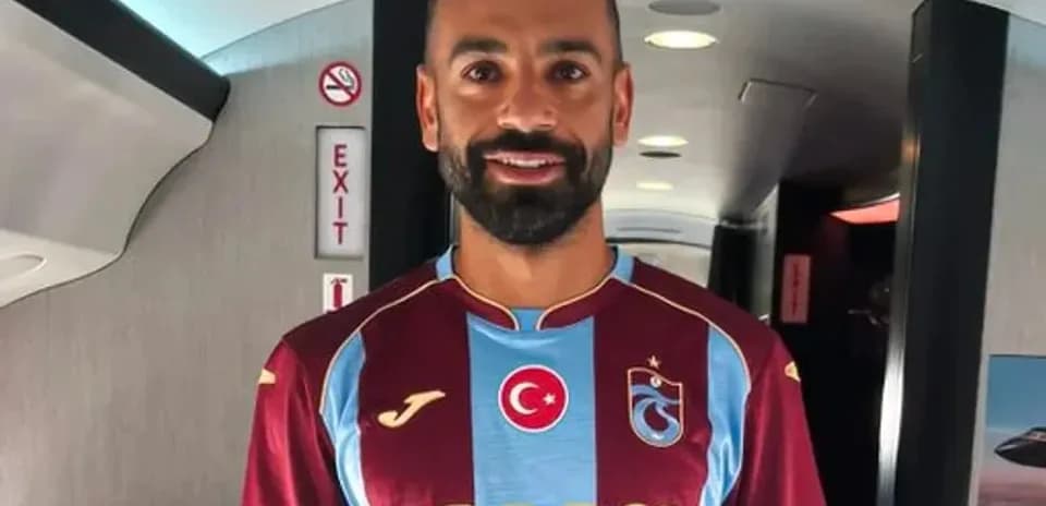 Jugador vistiendo camiseta de Trabzonspor en avión