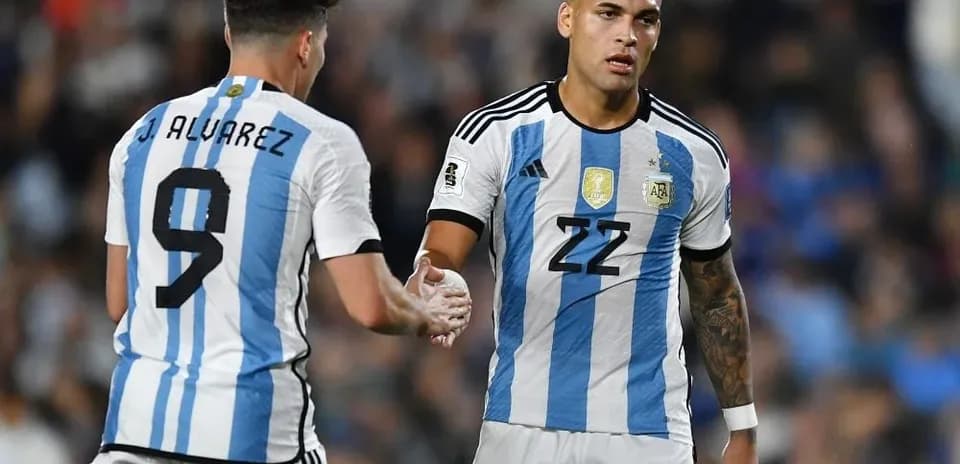 Jugadores de Argentina saludándose en el campo