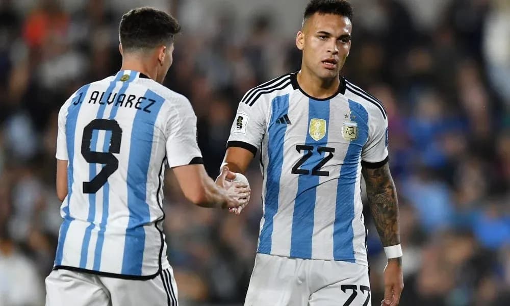 Jugadores de Argentina saludándose en el campo