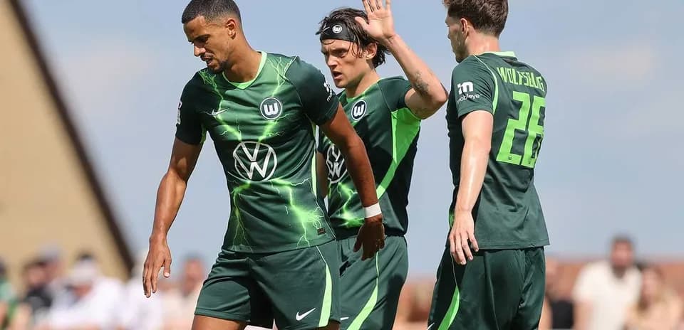 Jugadores del Wolfsburgo en el campo durante partido