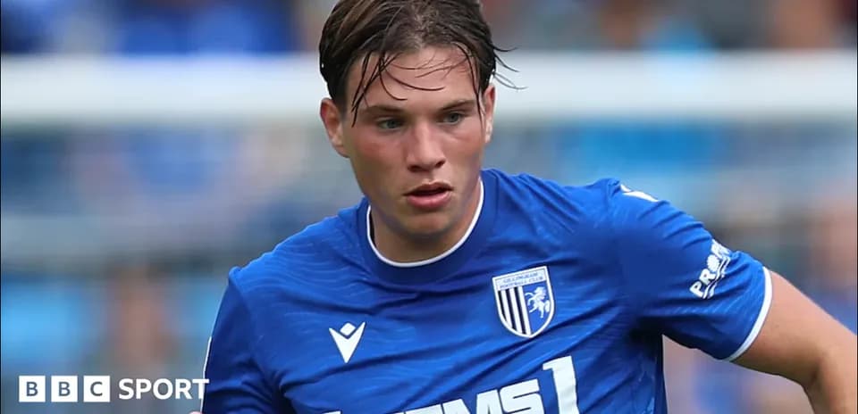 Jugador de Gillingham corriendo con balón en el campo