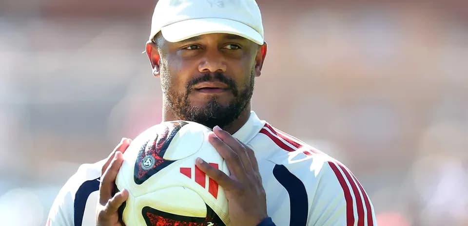 Jugador sosteniendo un balón de fútbol durante entrenamiento