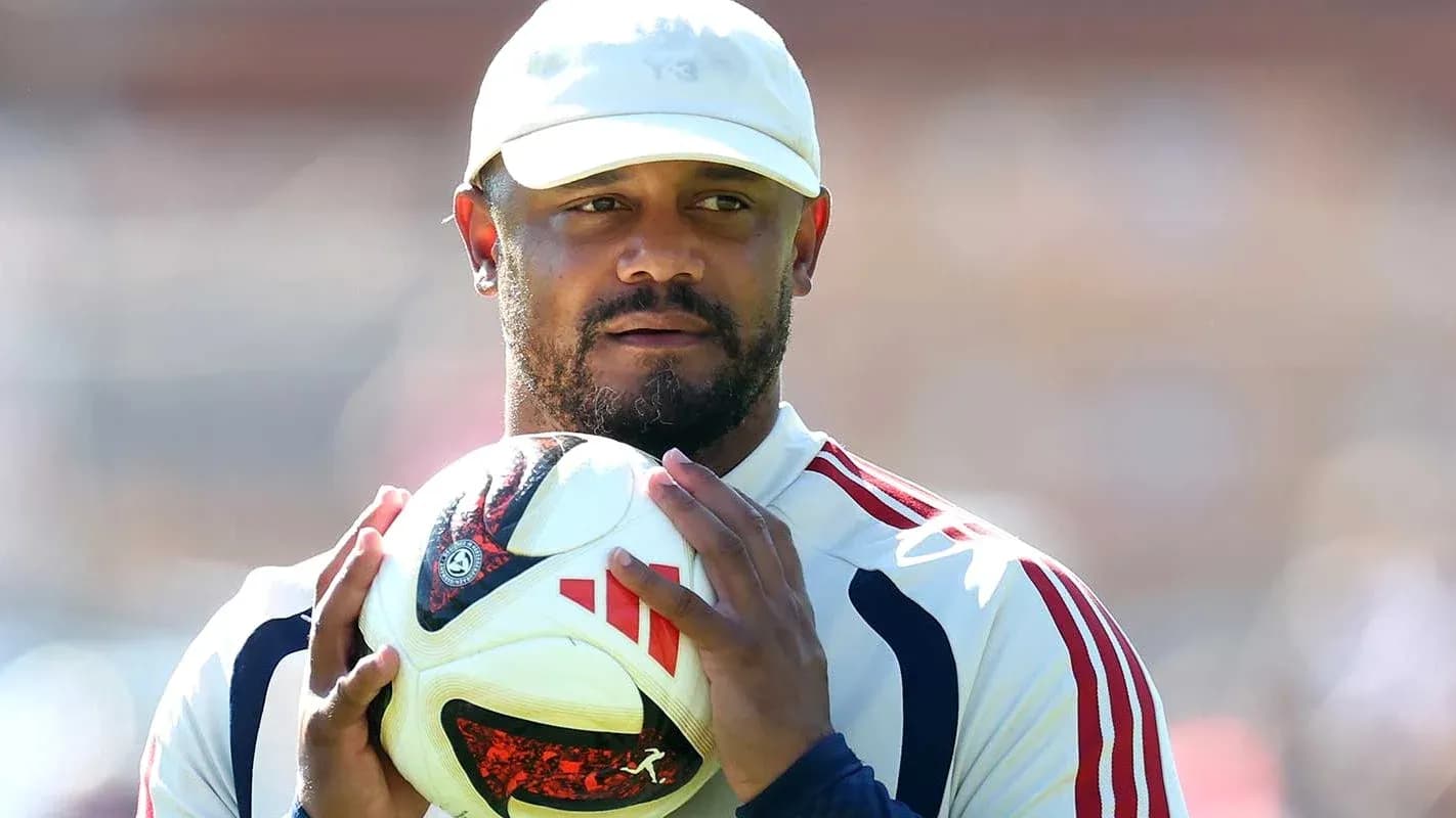 Jugador sosteniendo un balón de fútbol durante entrenamiento