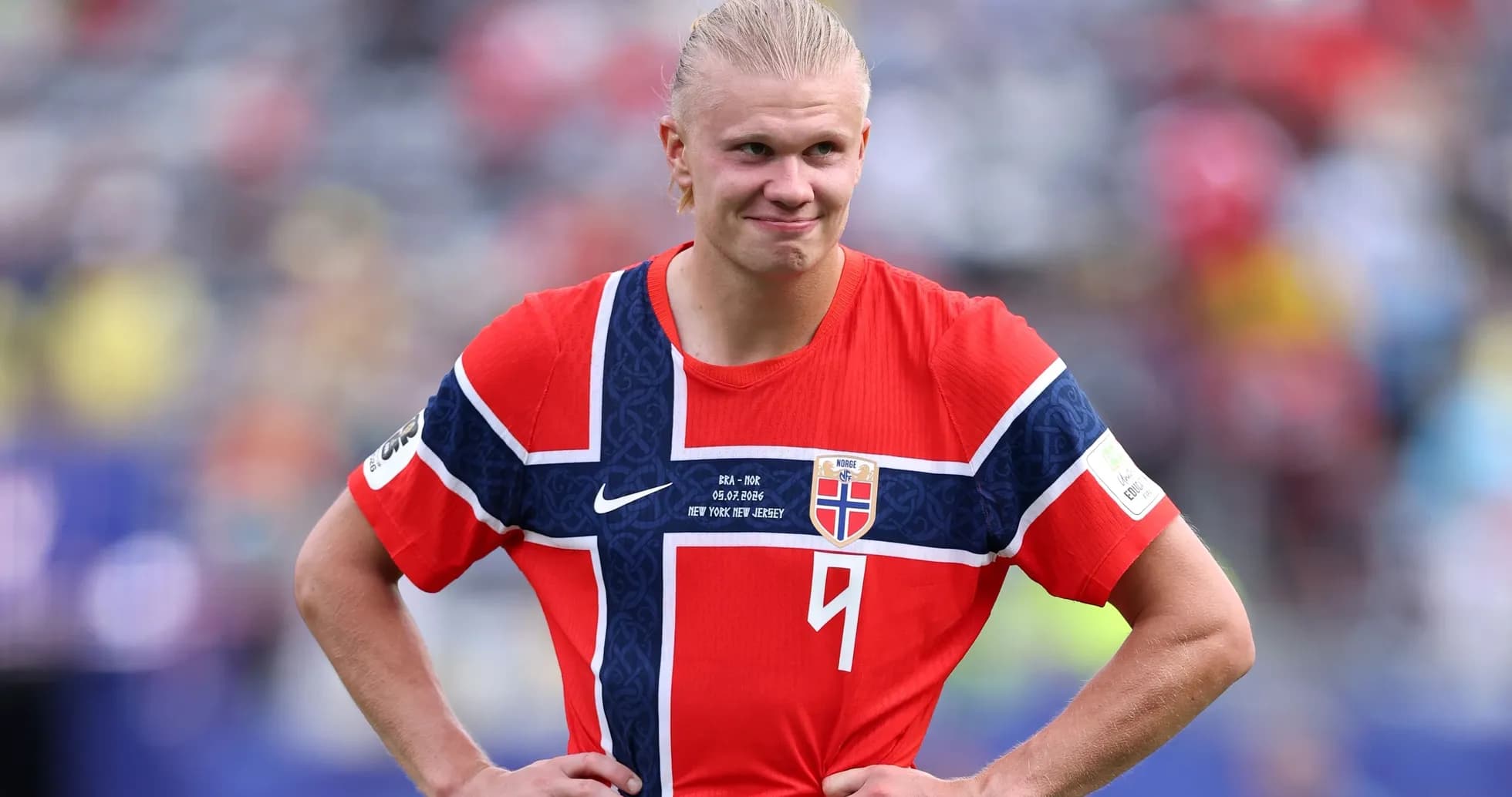 Jugador de Noruega en camiseta roja durante partido