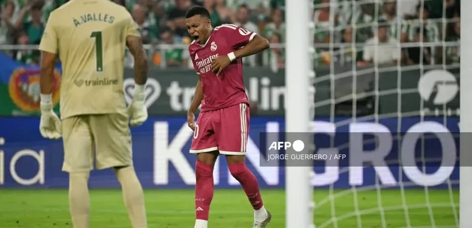 Jugador de Real Madrid lamentándose en el campo