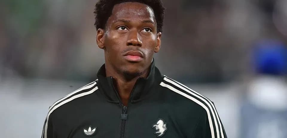 Jugador con chaqueta negra en el campo