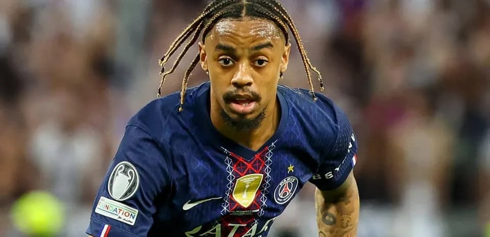 Jugador de PSG corriendo con balón en el campo