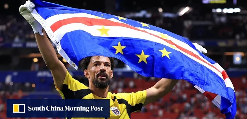 Jugador levantando bandera de Cabo Verde en el estadio