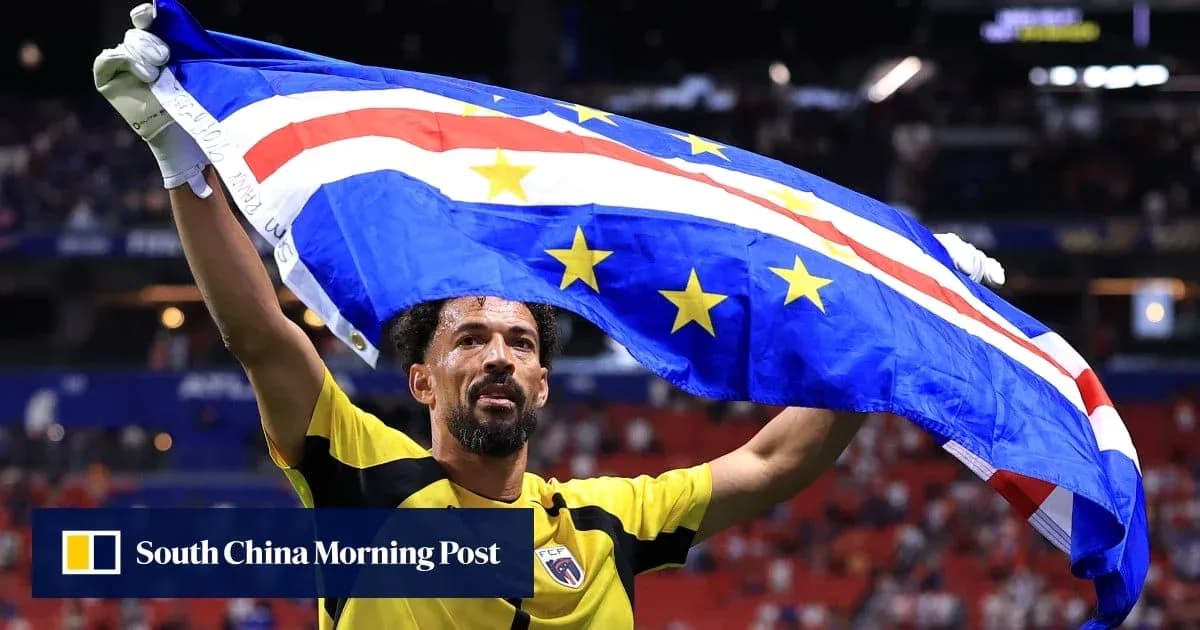 Jugador levantando bandera de Cabo Verde en el estadio