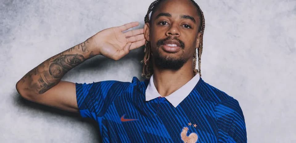 Jugador de fútbol con camiseta de Francia posando