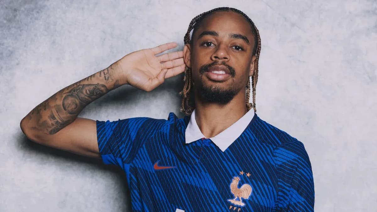 Jugador de fútbol con camiseta de Francia posando