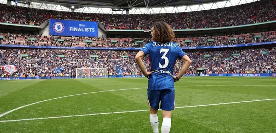 Cucurella en el campo durante la final de FA Cup