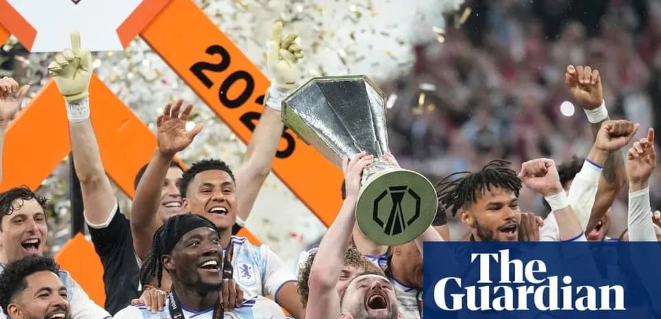 Jugadores celebrando con el trofeo de la CONCACAF