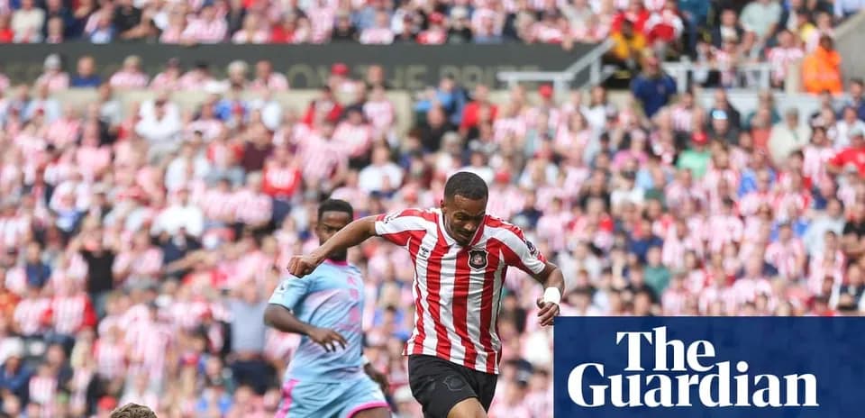 Jugador de Sunderland corriendo con el balón en el estadio