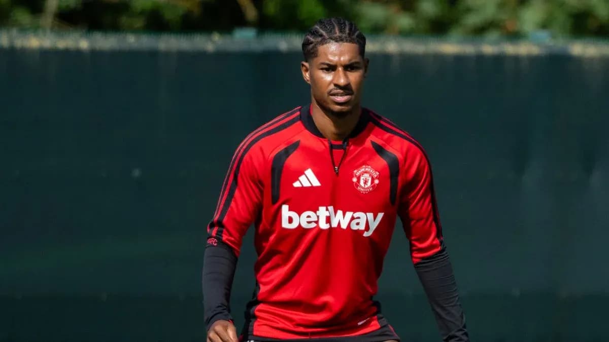 Jugador de Manchester United entrenando en campo