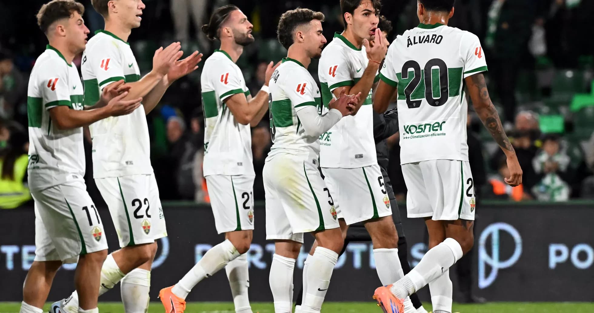 Jugadores de Elche celebrando un gol