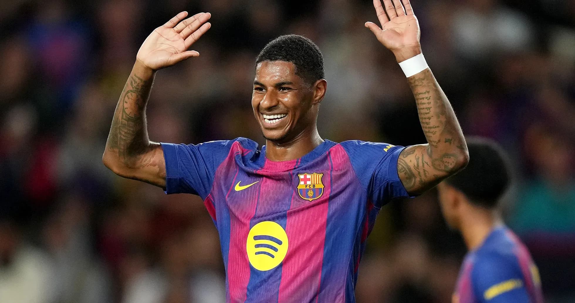 Jugador de Barcelona celebrando con las manos en alto