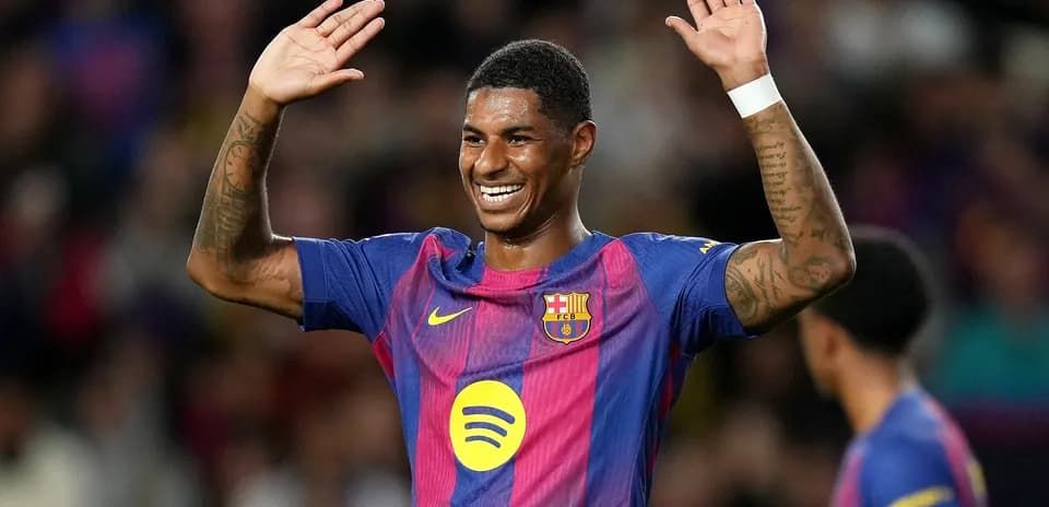 Jugador de Barcelona celebrando con las manos en alto