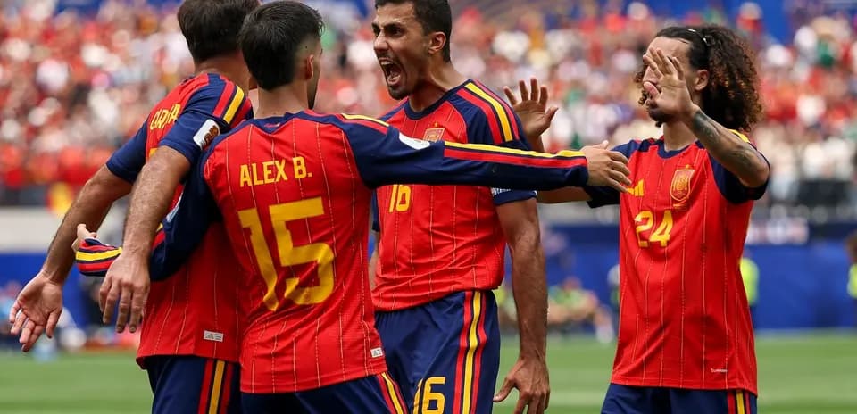 Jugadores de España celebrando un gol