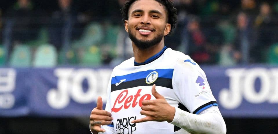 Jugador sonriendo y mostrando el pulgar hacia arriba