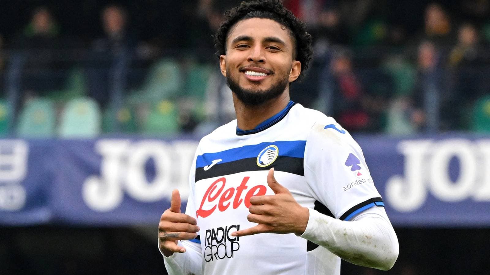 Jugador sonriendo y mostrando el pulgar hacia arriba