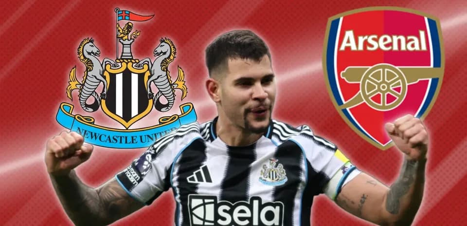 Jugador de Newcastle United celebrando con escudos de equipos