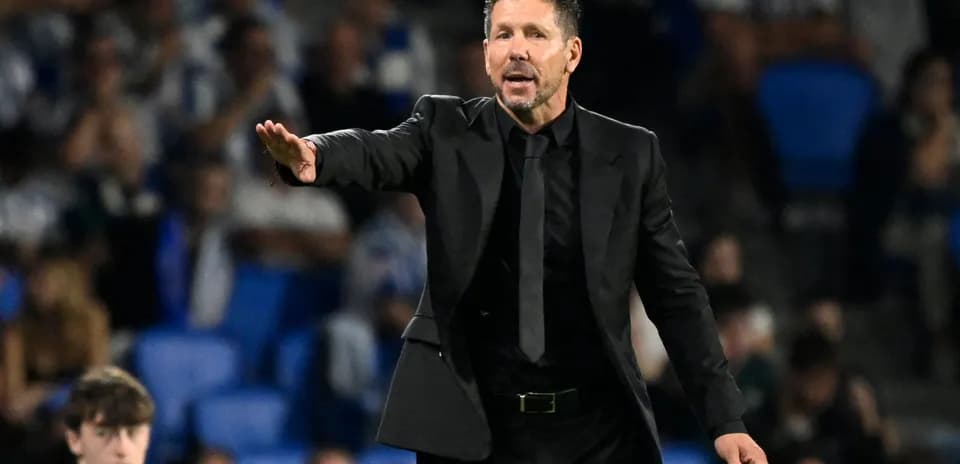 Entrenador dirigiendo al equipo durante un partido