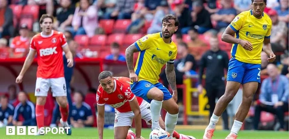 Jugadores de Charlton y Portsmouth en acción durante partido