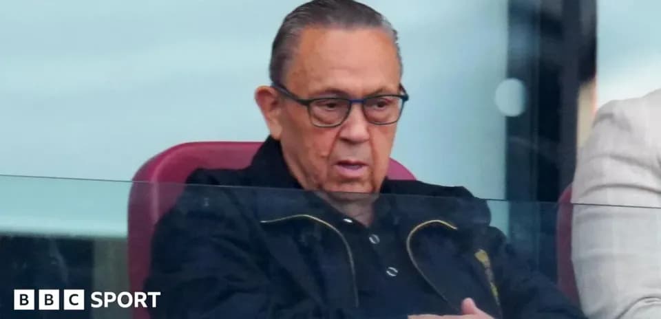Hombre en un palco observando el partido